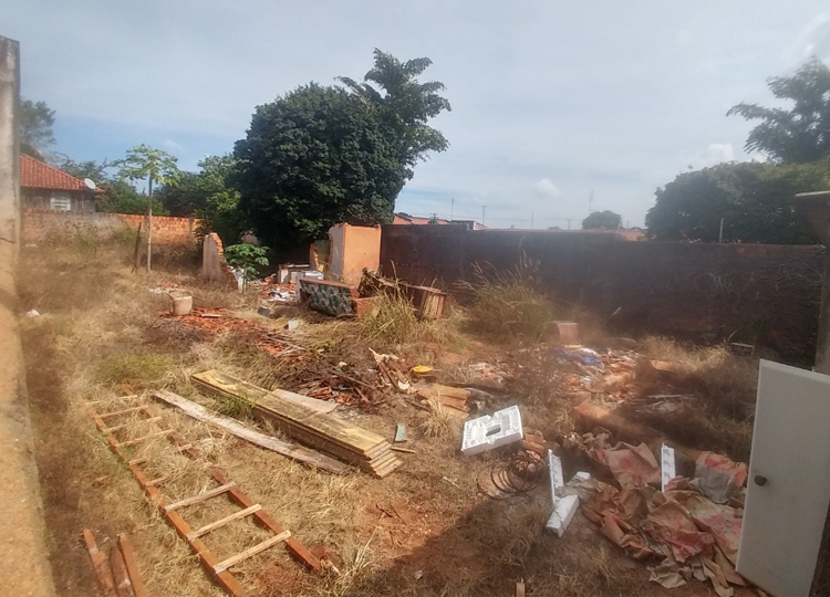 1.204 terrenos já foram notificados por falta de capinação e descarte irregular em Assis