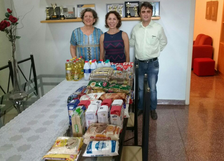 Colégio Santa Maria repassa alimentos ao Fundo Social