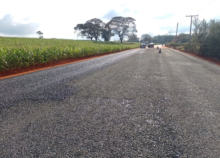 Prefeitura conclui asfalto na Estrada do Matão e começa asfaltar trecho da Estrada do Cervinho
