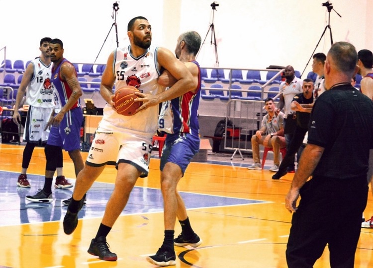 Basquete Assis segue na liderança e busca mais uma vitória em Rio Preto nesta terça feira