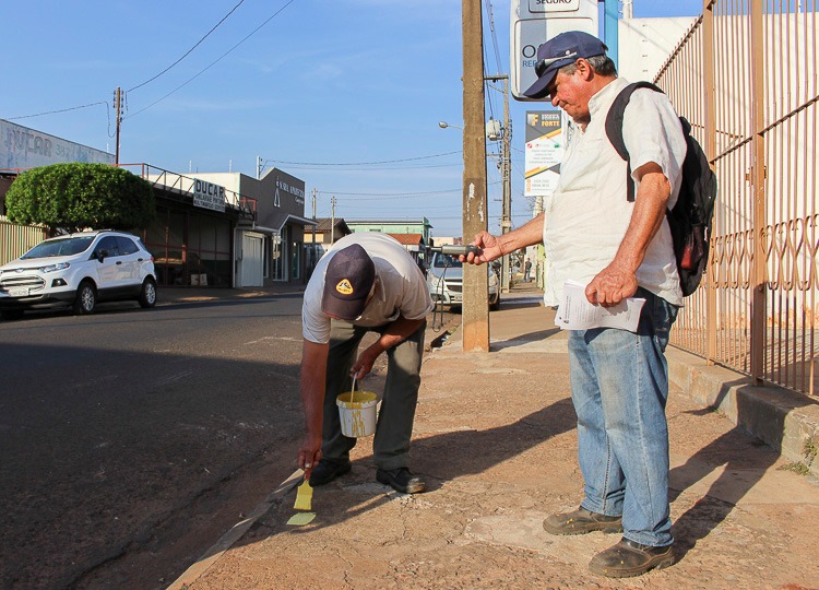 Prefeitura sinaliza áreas na calçada para plantio de árvores