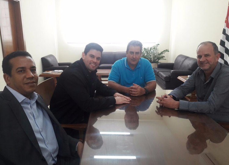 Prefeito de Ourinhos visita prefeito e vice de Assis