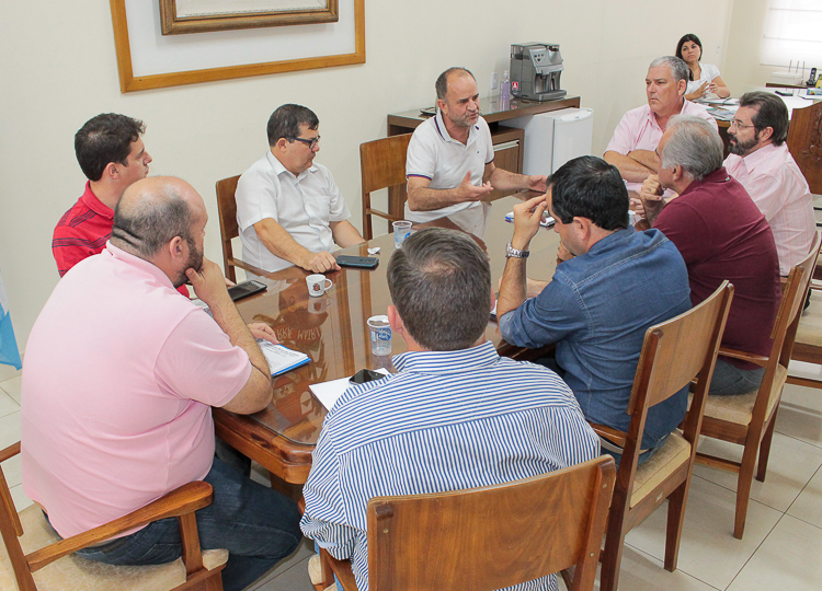 Prefeito se reúne com vereadores em busca de soluções para o transporte público em Assis