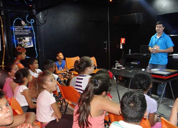 354 alunos da Rede Municipal da Educação participam de palestra do Nossa Energia