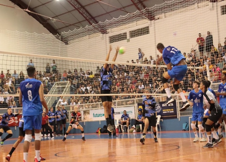 Torcida empurra, vôlei masculino bate Taquarituba e é ouro nos Regionais