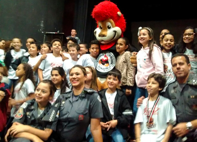 Alunos do 5º ano de escolas municipais participam de formatura do Proerd