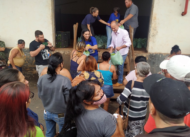 ASSIS EM MOVIMENTO: Famílias cadastradas nos programas assistenciais recebem kits de alimentos
