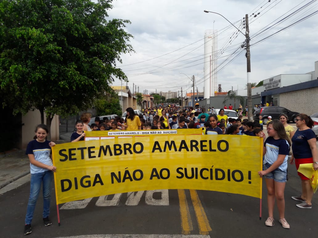 Escola realiza passeata em alusão ao Setembro Amarelo
