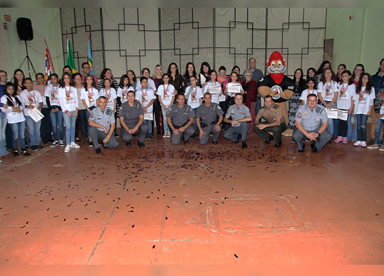 Aconteceu na última quinta-feira, 04, no Ginásio de Esportes da ADPM a formatura do PROERD, Programa da Polícia Militar  de combate às drogas, de alunos do 5º ano de 8 escolas de Assis