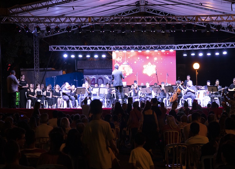 Cantata Iluminada de Natal emociona público presente durante apresentação na Praça da Mocidade