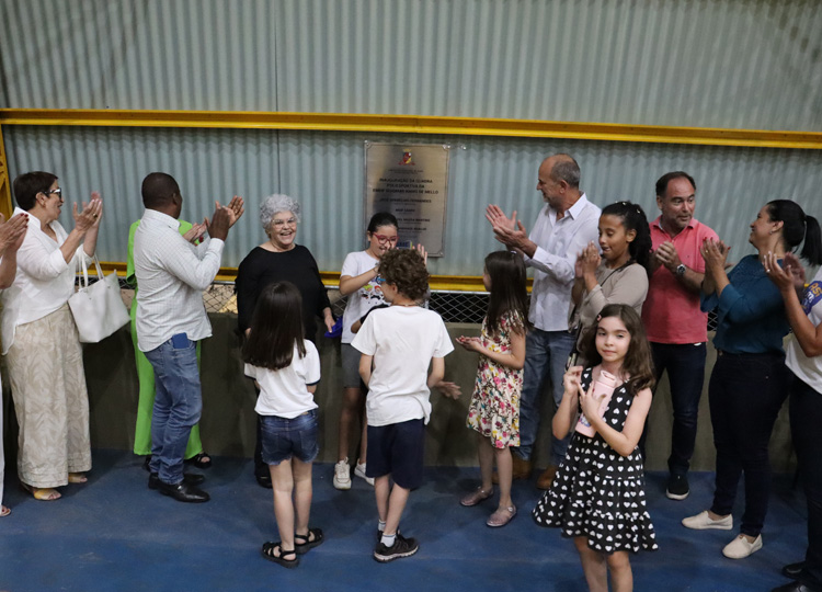 Prefeitura entrega nova quadra de esportes na Escola Guiomar Namo de Melo
