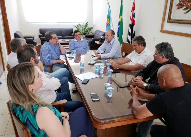 Prefeito José Fernandes discute com vereadores proposta apresentada pela SABESP