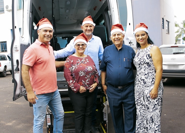 Assis conquista Van adaptada para o transporte de passageiros com deficiência
