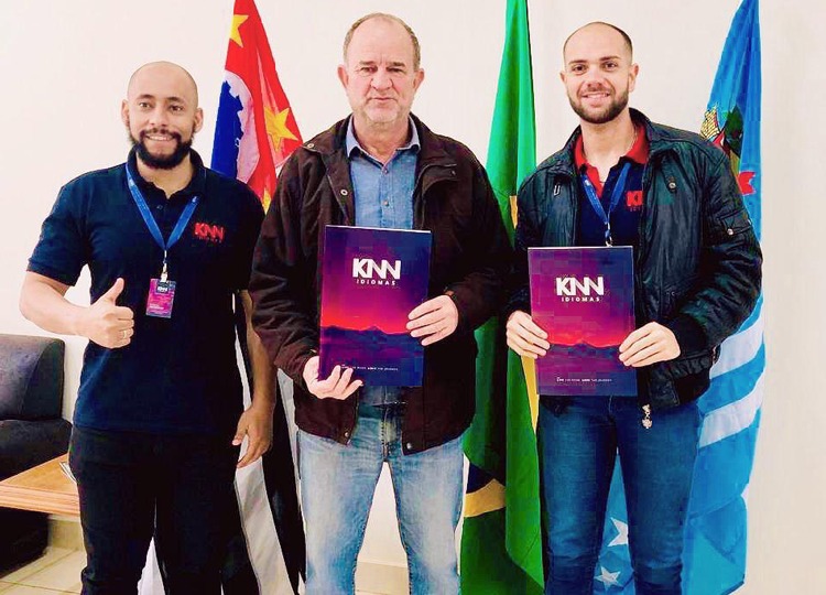 Prefeitura e KNN Idiomas firmam parceria