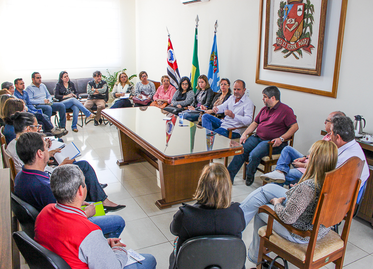 Prefeito e vice se reúnem com gestores da Saúde para alinhar planos de trabalho