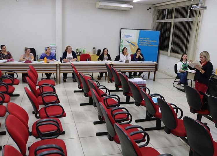 Equipe da SME aplica nova formação do Reforço Escolar