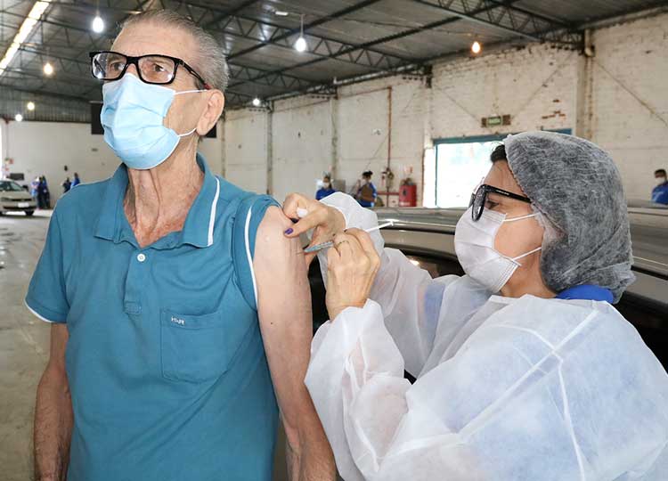 SAÚDE EM MOVIMENTO: Vacina contra gripe e 4ª dose para COVID-19 em idosos a partir dos 60 anos inicia nesta segunda-feira