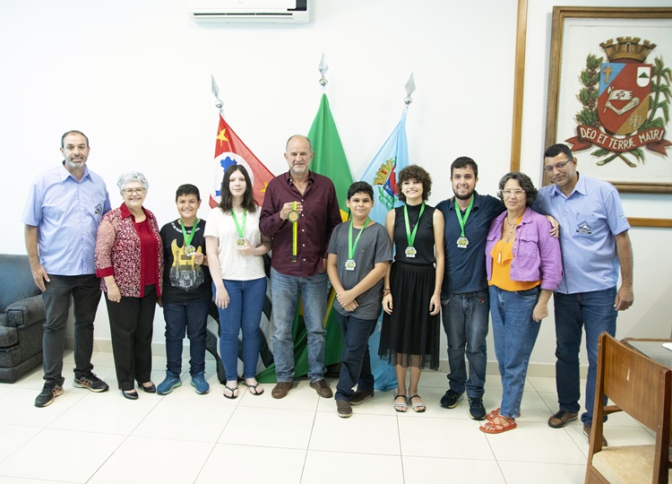 Alunos medalhistas na Olimpíada ‘Caça Asteroides’ são recebidos no Gabinete Municipal