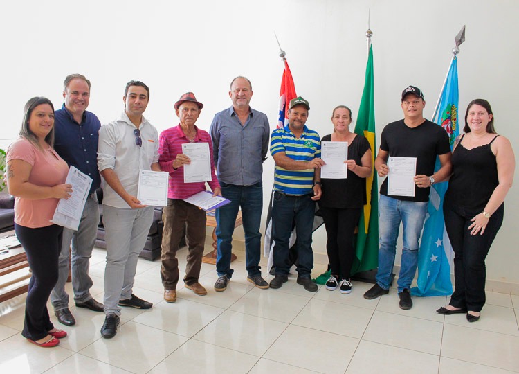 Prefeito José Fernandes entrega alvarás e termos de cooperação a ambulantes