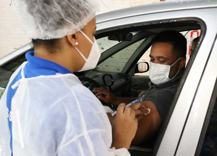 SAÚDE EM MOVIMENTO: Saúde faz drive-thru para vacinar toda população contra gripe e COVID-19 nesta segunda-feira, 6