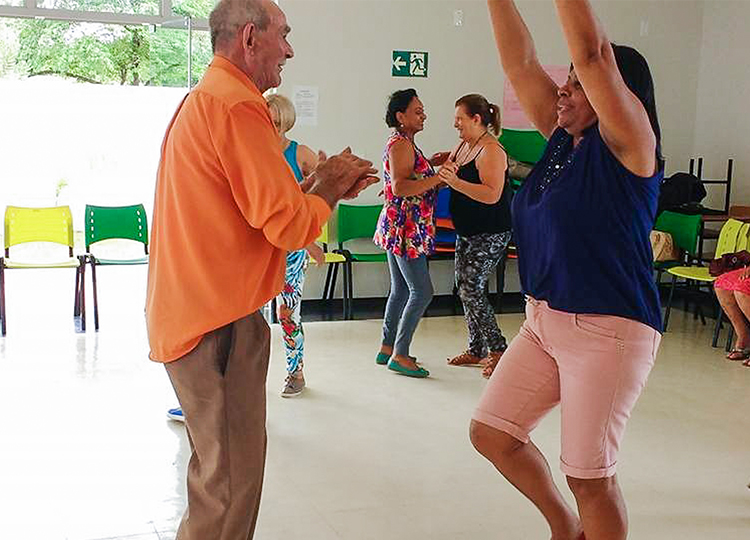 Dança de salão estimula alunos da melhor idade