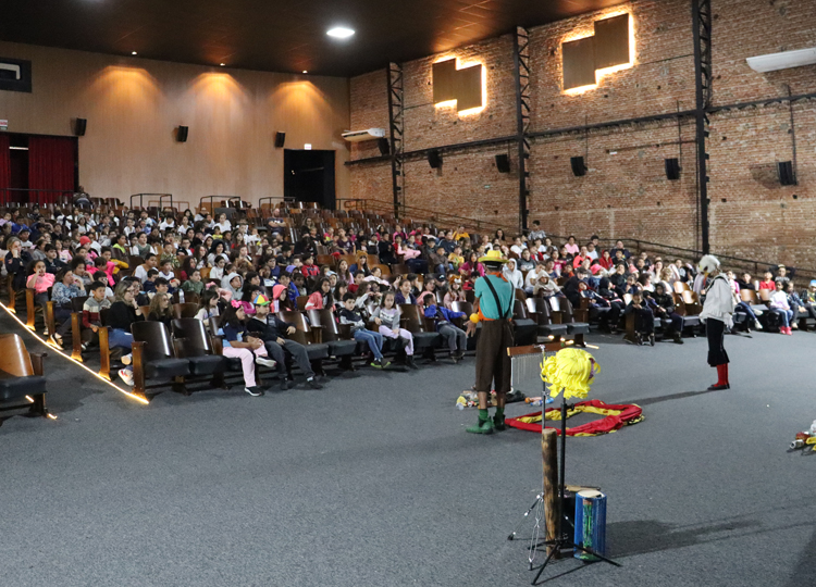 Alunos da rede municipal aprendem sobre preservação da água através de peça teatral