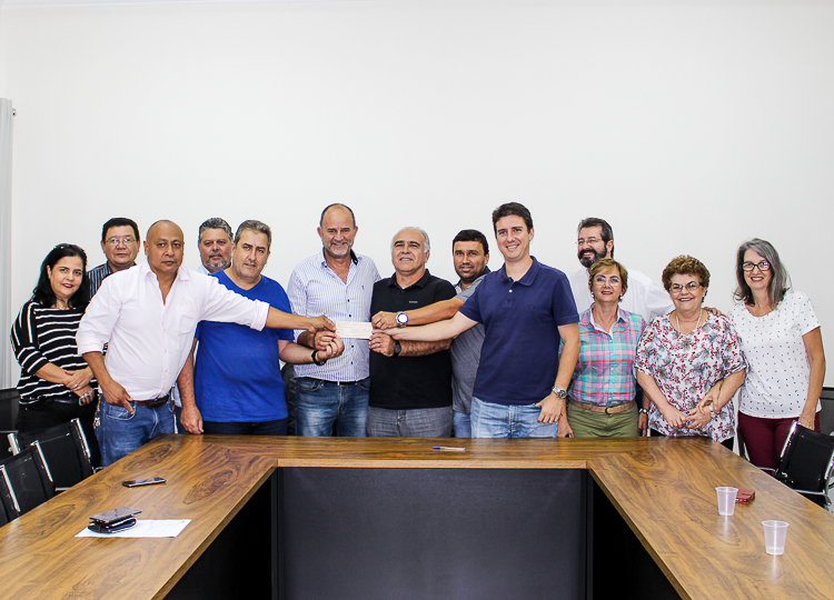 Executivo recebe cheque no valor de R$ 903 mil da Câmara Municipal
