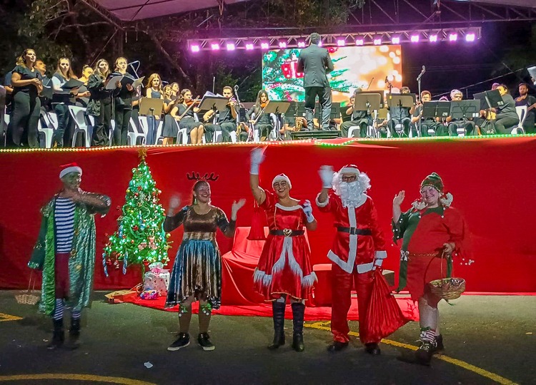 Cantata Iluminada de Natal emociona público presente durante apresentação na Praça da Mocidade