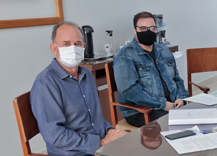 Prefeito recebe visita de professor da FEMA, que destina cópia da tese de doutorado, em prol das ações preventivas contra o suicídio realizadas na cidade 