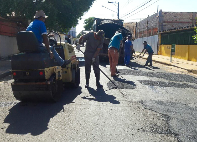 Tapa buracos são realizados em toda a extensão da Rua Sebastião da Silva Leite