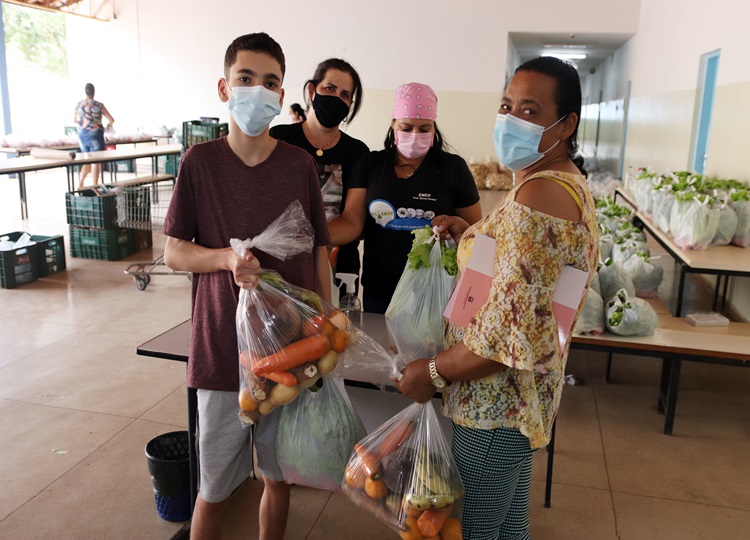 Prefeitura já entregou aproximadamente 5 toneladas de hortifruti para as famílias dos alunos da Rede Municipal de Ensino