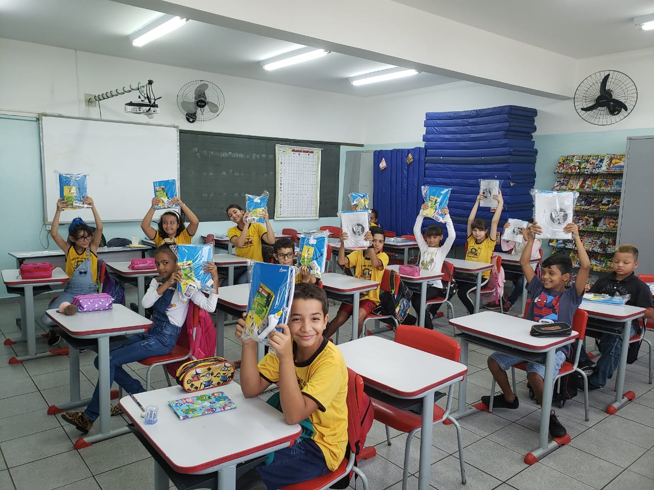 Prefeito, secretária da Educação, gestores e professores recepcionam alunos na volta às aulas