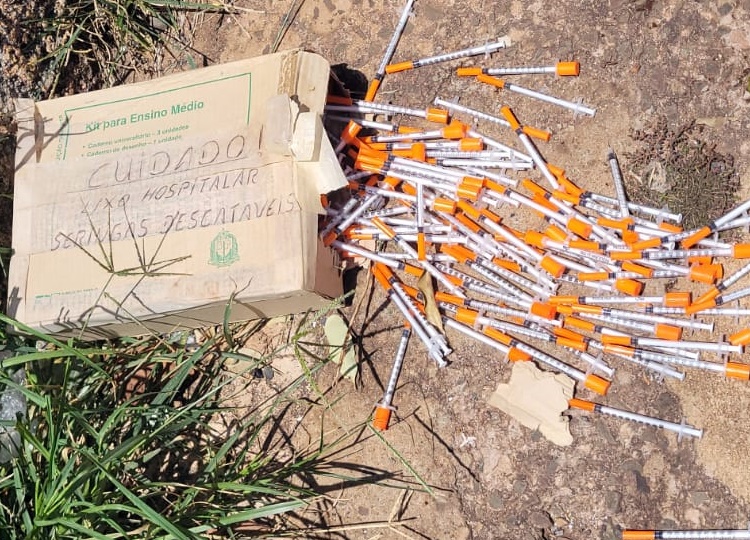 PERIGO: Coleta domiciliar encontra descarte de seringas usadas misturadas com lixo comum