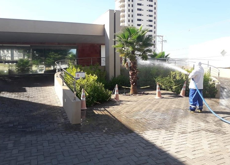 Prefeitura realiza sanitização em áreas externas de hospitais e espaços públicos de Assis
