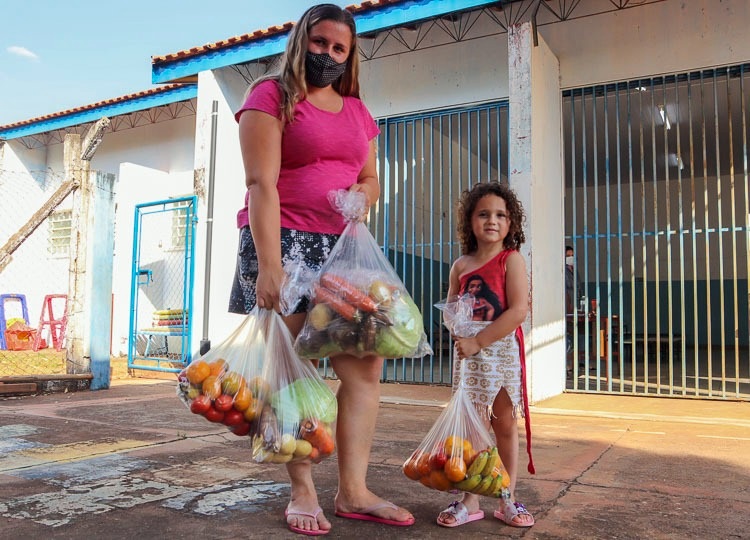 Educação entrega 930 kits de hortifrúti nesta semana