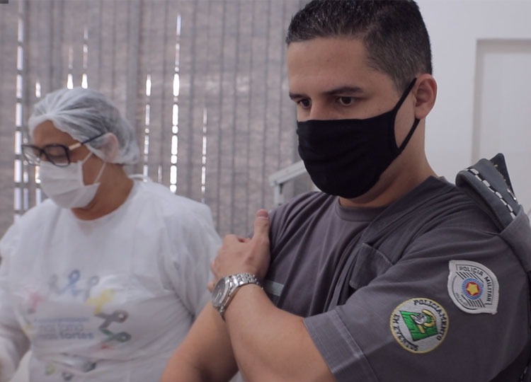 Profissionais da segurança pública de Assis são vacinados contra COVID-19 