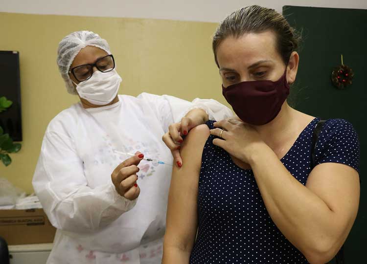 Estoque de vacinas para essa segunda-feira, 6, será limitado; Previsão de chegada de mais imunizantes na terça  
