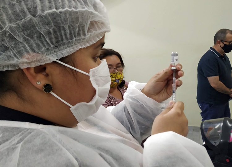Hoje tem ‘corujão’ da vacina contra COVID em Assis, até às 20h, destinado aos adultos com 28 anos ou mais, sem comorbidades