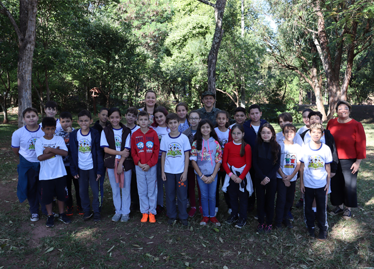 Alunos da EMEIF. Prof. Henrique Zollner participam de aula prática no Parque Buracão