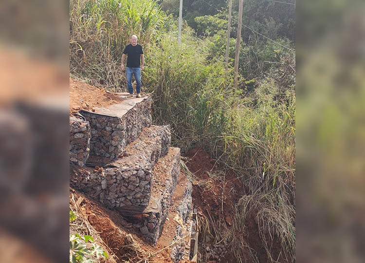 Prefeito acompanha finalização dos serviços para conter erosão entre Assis e Cândido Mota 