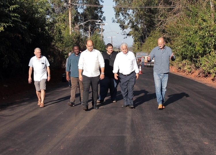 CIDADE EM MOVIMENTO: Prefeito José Fernandes acompanha obras de asfaltamento da estrada rural do Matão