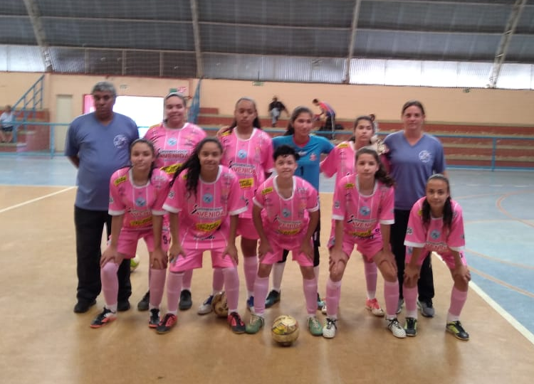 Futsal feminino sub-16 é campeão de torneio em Taquarituba