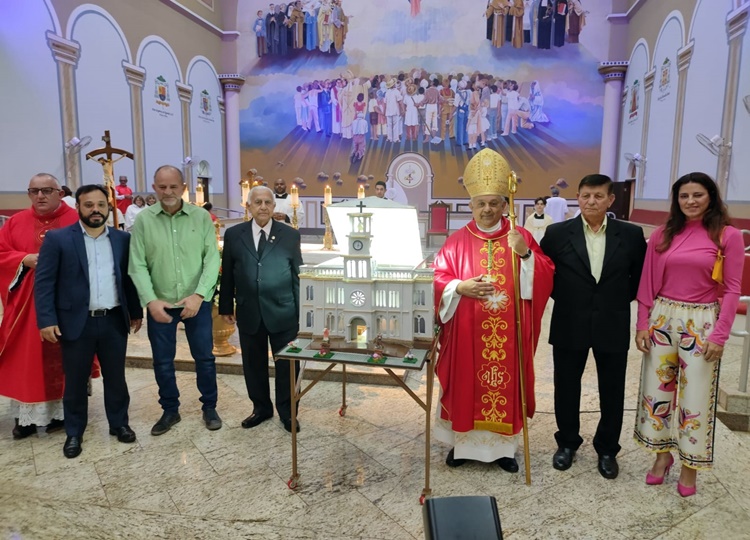Imigrante italiano presenteia Assis com maquete da Catedral na celebração de 118 anos da cidade