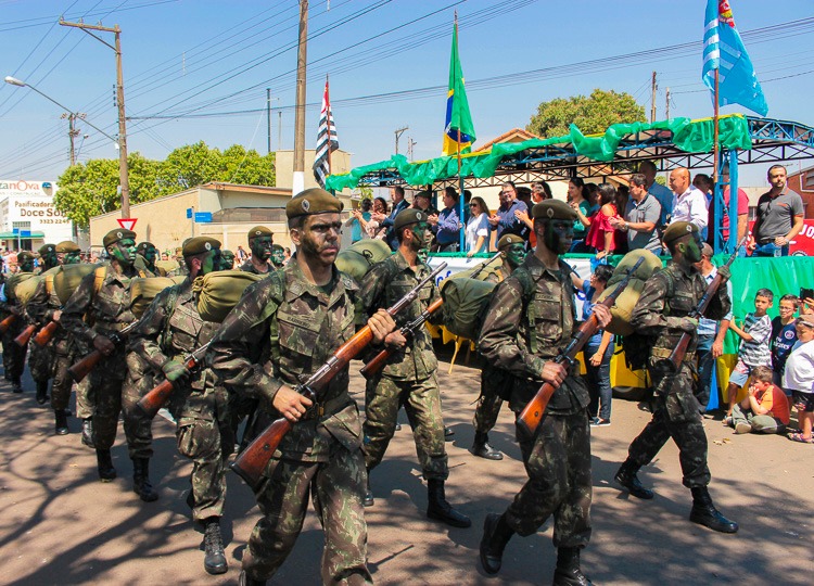 Desfile cívico resgata patriotismo em Assis