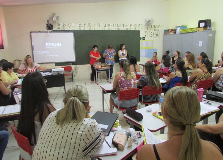 Secretária da Educação avalia estrutura de escolas do Município