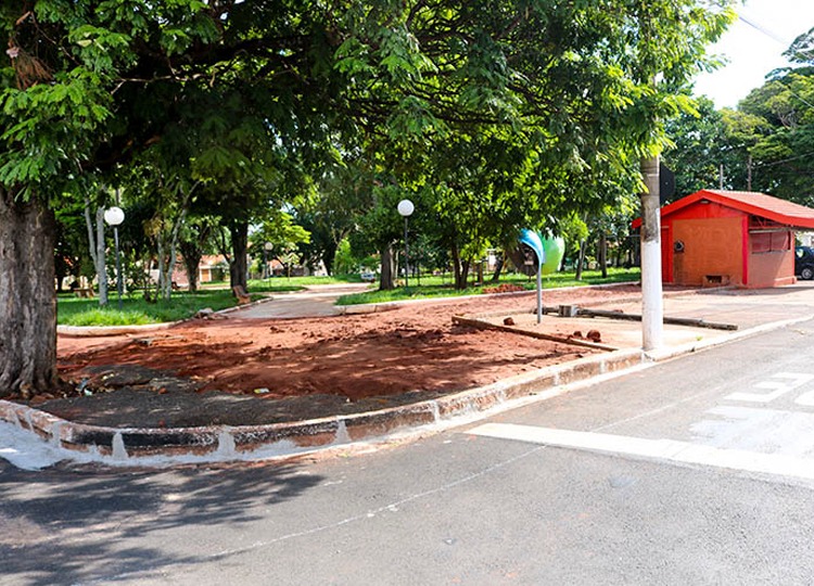 Prefeitura realiza novo calçamento na Praça da Bíblia