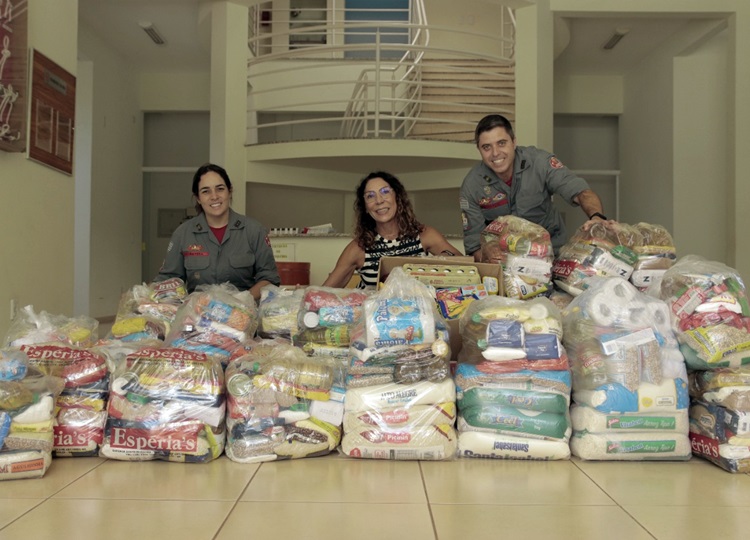 SOLIDARIEDADE EM MOVIMENTO: Corpo de Bombeiros de Assis doa 37 cestas básicas ao Fundo Social