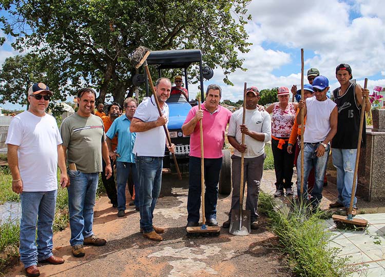 Prefeito, vice e secretários participam do mutirão da limpeza no Cemitério de Assis