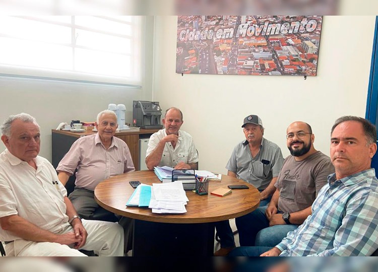 Prefeito e vice recebem empresário na Subprefeitura para tratar do projeto de asfaltamento da estrada do Cervinho