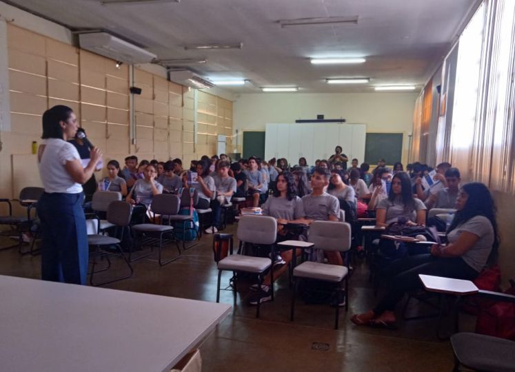 Equipe da Assistência Social realiza palestras nas Escolas Estaduais sobre a violência doméstica